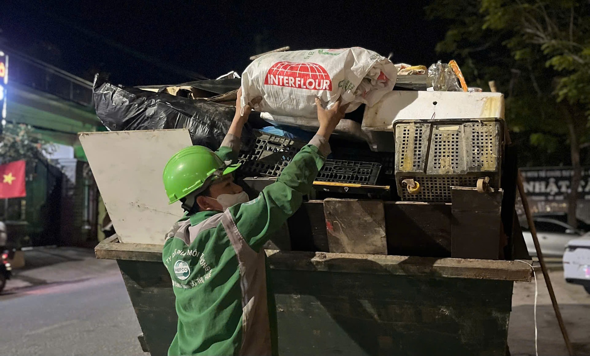 Những người làm đẹp phố phường ngày Tết- Ảnh 4.