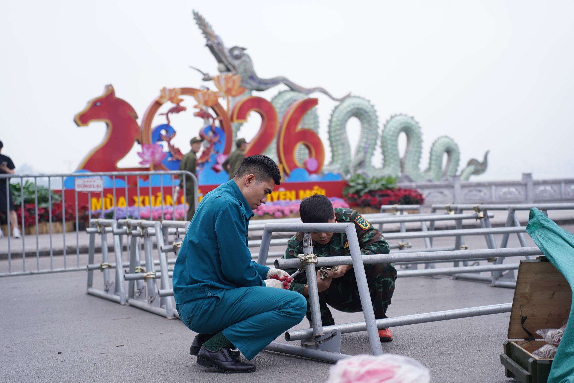 Cận cảnh các trận địa pháo hoa ở Hà Nội trước thời khắc đón Giao thừa- Ảnh 4. Cận cảnh các trận địa pháo hoa ở Hà Nội trước thời khắc đón Giao thừa- Ảnh 4.