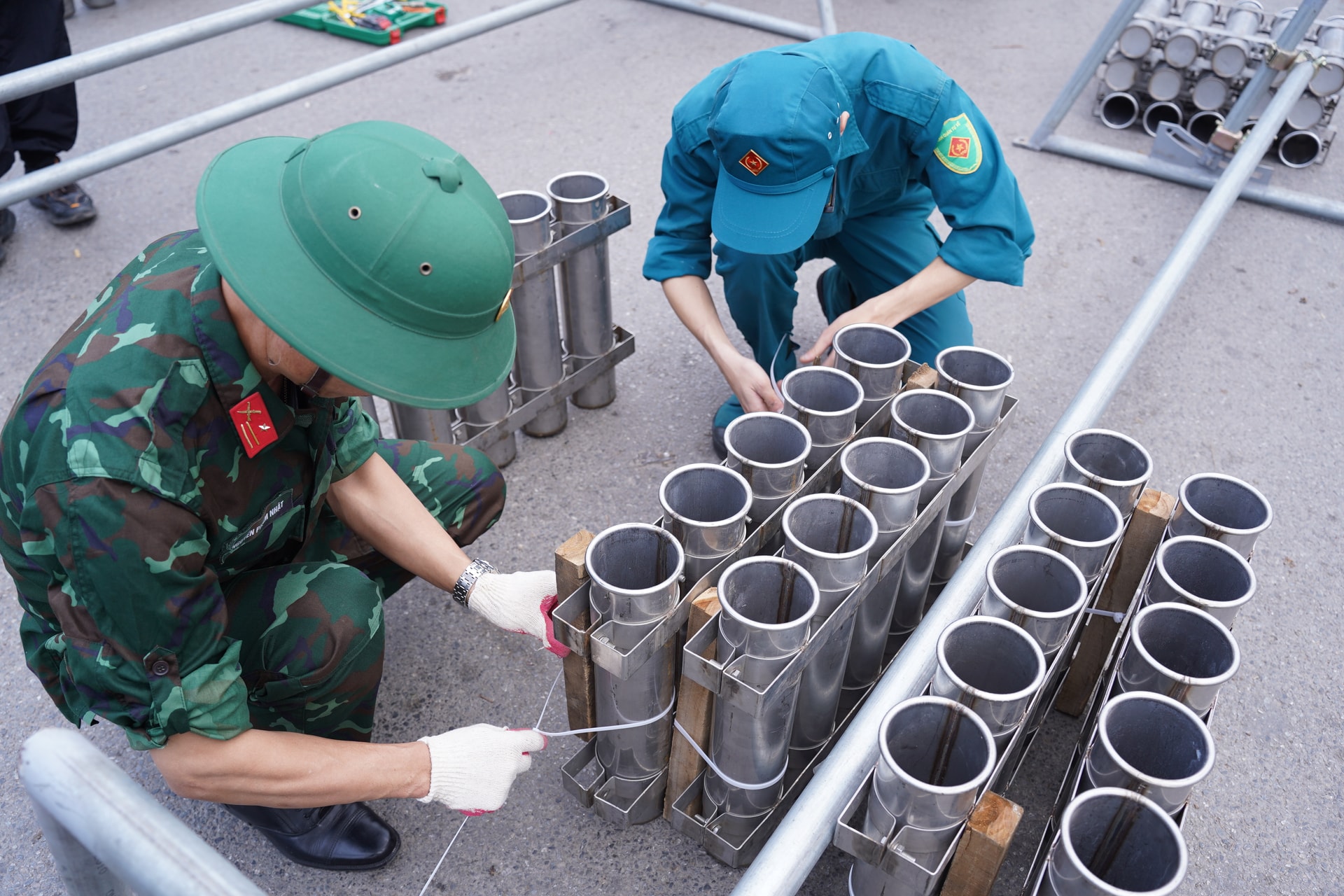 Cận cảnh các trận địa pháo hoa ở Hà Nội trước thời khắc đón Giao thừa- Ảnh 7. Cận cảnh các trận địa pháo hoa ở Hà Nội trước thời khắc đón Giao thừa- Ảnh 7.