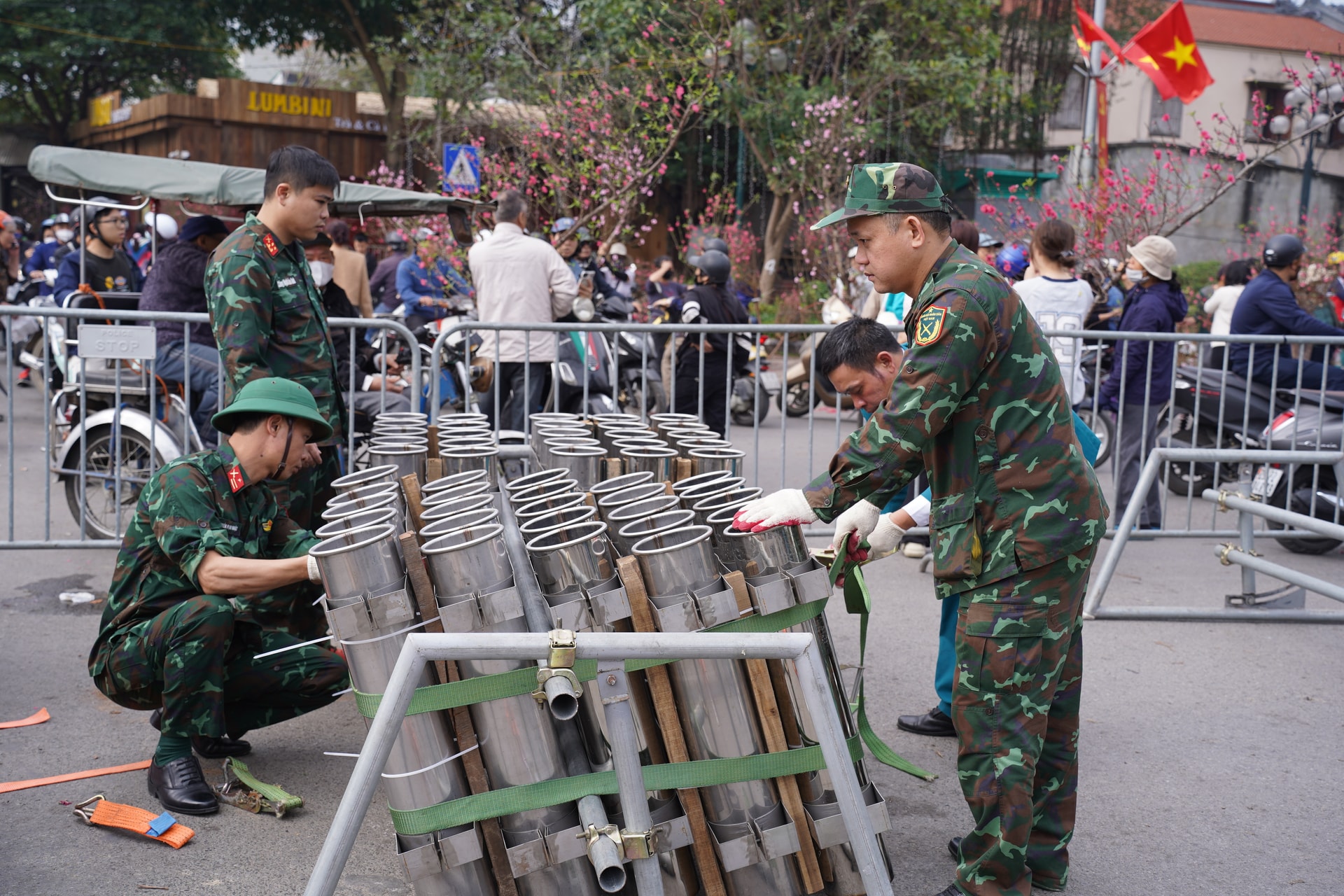 Cận cảnh các trận địa pháo hoa ở Hà Nội trước thời khắc đón Giao thừa- Ảnh 5. Cận cảnh các trận địa pháo hoa ở Hà Nội trước thời khắc đón Giao thừa- Ảnh 5.