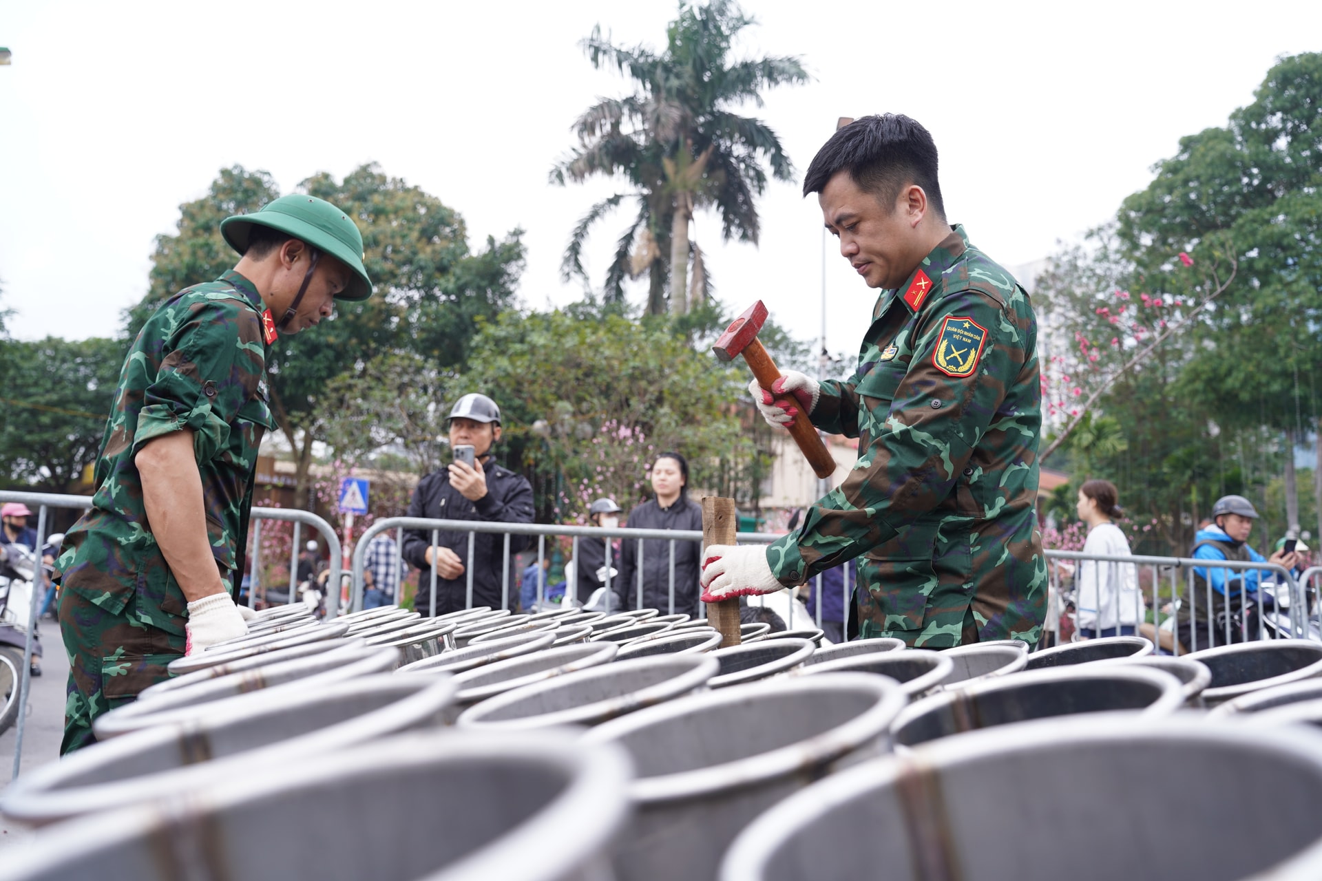 Cận cảnh các trận địa pháo hoa ở Hà Nội trước thời khắc đón Giao thừa- Ảnh 6. Cận cảnh các trận địa pháo hoa ở Hà Nội trước thời khắc đón Giao thừa- Ảnh 6.