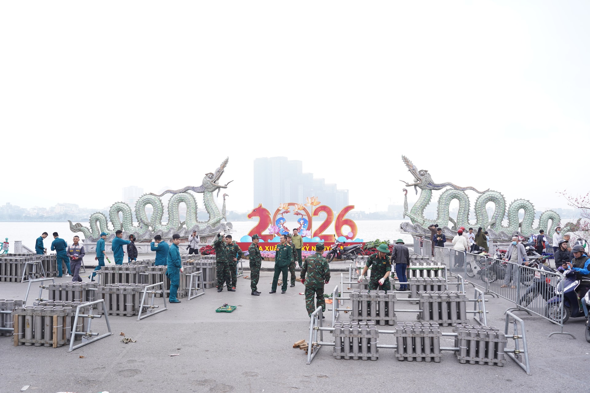 Cận cảnh các trận địa pháo hoa ở Hà Nội trước thời khắc đón Giao thừa- Ảnh 11. Cận cảnh các trận địa pháo hoa ở Hà Nội trước thời khắc đón Giao thừa- Ảnh 11.