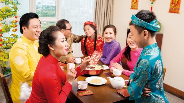 Dạy con nhận lì xì: Giữ gìn nét đẹp Tết từ những điều nhỏ nhất- Ảnh 2.