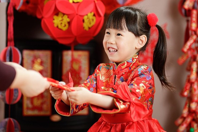 Dạy con nhận lì xì: Giữ gìn nét đẹp Tết từ những điều nhỏ nhất- Ảnh 1.