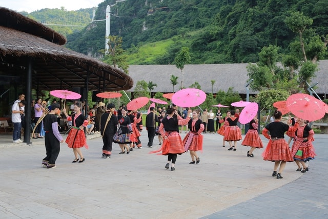 Mộc Châu khoác áo xuân: Trắng đồi mận, xanh đồi chè- Ảnh 9.