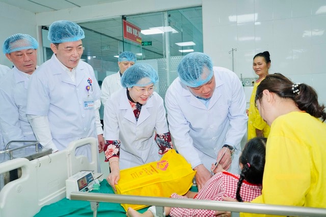 Bí thư Tỉnh ủy Nghệ An thăm, tặng quà bệnh nhi khó khăn dịp cận Tết- Ảnh 1. Bí thư Tỉnh ủy Nghệ An thăm, tặng quà bệnh nhi khó khăn dịp cận Tết- Ảnh 1.