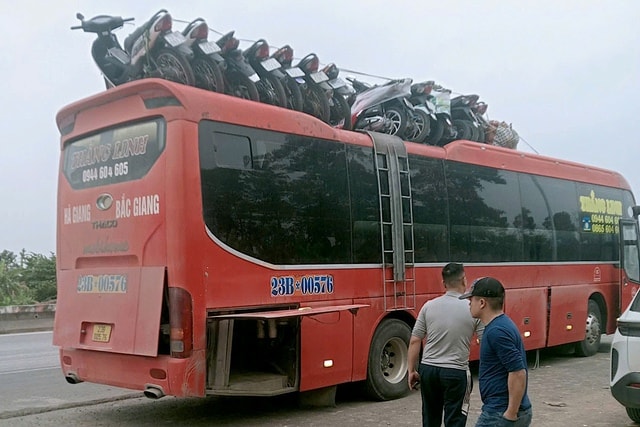 Ô tô 'cõng' hơn 10 xe máy lưu thông giữa quốc lộ dịp Tết- Ảnh 2.