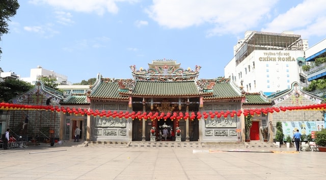 Nườm nượp người dân xếp hàng chui qua tượng ngựa Xích Thố cầu may- Ảnh 10.