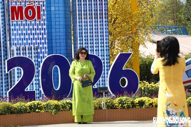 Người dân Khánh Hòa xúng xính áo mới du xuân cuối năm sớm- Ảnh 9. Người dân Khánh Hòa xúng xính áo mới du xuân cuối năm sớm- Ảnh 9.