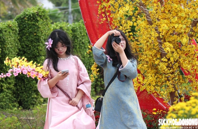 Người dân Khánh Hòa xúng xính áo mới du xuân cuối năm sớm- Ảnh 7. Người dân Khánh Hòa xúng xính áo mới du xuân cuối năm sớm- Ảnh 7.