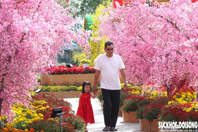 Người dân Khánh Hòa xúng xính áo mới du xuân cuối năm sớm- Ảnh 5. Người dân Khánh Hòa xúng xính áo mới du xuân cuối năm sớm- Ảnh 5.