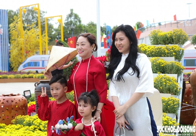 Người dân Khánh Hòa xúng xính áo mới du xuân cuối năm sớm- Ảnh 2. Người dân Khánh Hòa xúng xính áo mới du xuân cuối năm sớm- Ảnh 2.