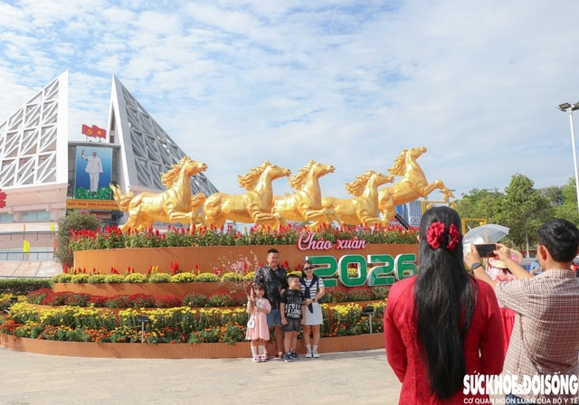 Người dân Khánh Hòa xúng xính áo mới du xuân cuối năm sớm- Ảnh 1. Người dân Khánh Hòa xúng xính áo mới du xuân cuối năm sớm- Ảnh 1.