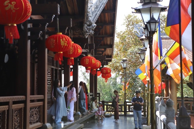 Rộn ràng chụp ảnh Tết tại ngôi chùa cuối cùng Việt Nam được phong Sắc tứ- Ảnh 2. Rộn ràng chụp ảnh Tết tại ngôi chùa cuối cùng Việt Nam được phong Sắc tứ- Ảnh 2.