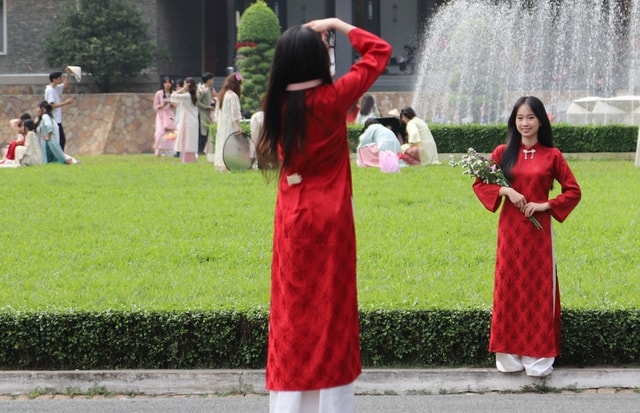 Người dân TPHCM xúng xính áo dài chụp hình đón Tết- Ảnh 13.