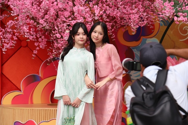 Người dân TPHCM xúng xính áo dài chụp hình đón Tết- Ảnh 10.