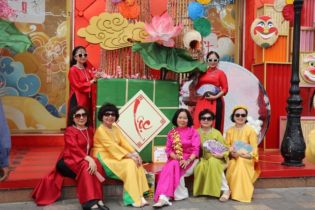 Người dân TPHCM xúng xính áo dài chụp hình đón Tết- Ảnh 1.