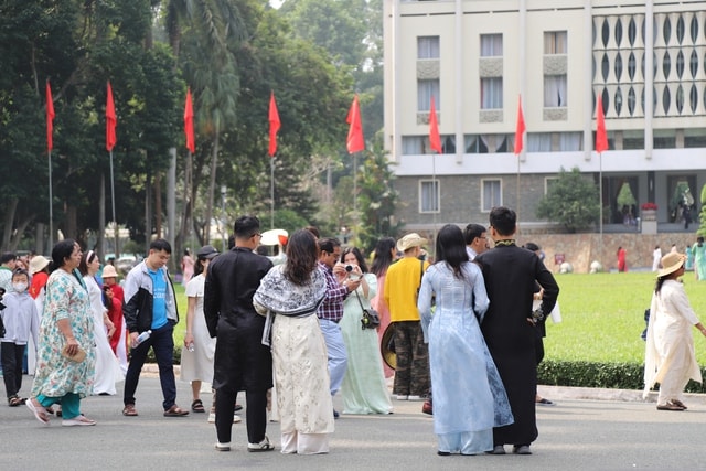 Người dân TPHCM xúng xính áo dài chụp hình đón Tết- Ảnh 14.