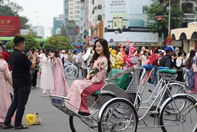 Người dân TPHCM xúng xính áo dài chụp hình đón Tết- Ảnh 9.