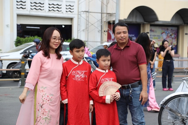 Người dân TPHCM xúng xính áo dài chụp hình đón Tết- Ảnh 4.