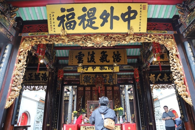 Nườm nượp người dân xếp hàng chui qua tượng ngựa Xích Thố cầu may- Ảnh 1.