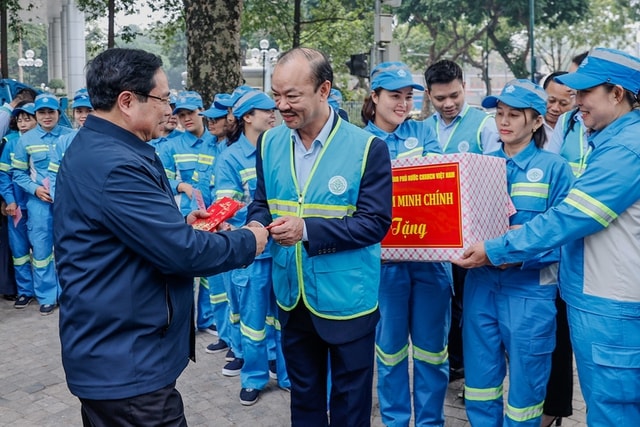 Thủ tướng xuống đường thăm, động viên công nhân môi trường Thủ đô những ngày giáp Tết- Ảnh 2. Thủ tướng xuống đường thăm, động viên công nhân môi trường Thủ đô những ngày giáp Tết- Ảnh 2.