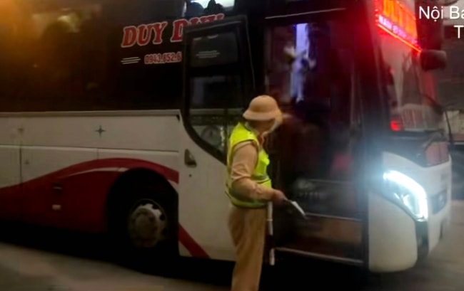 Phạt gần 188 triệu đồng xe khách chở 48 người trên xe 23 chỗ chạy cao tốc Nội Bài - Lào Cai- Ảnh 1.