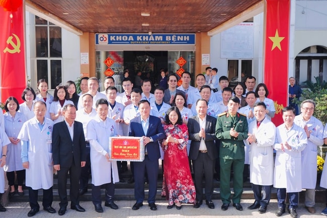 Bí thư Tỉnh ủy Nghệ An thăm, tặng quà bệnh nhi khó khăn dịp cận Tết- Ảnh 6. Bí thư Tỉnh ủy Nghệ An thăm, tặng quà bệnh nhi khó khăn dịp cận Tết- Ảnh 6.