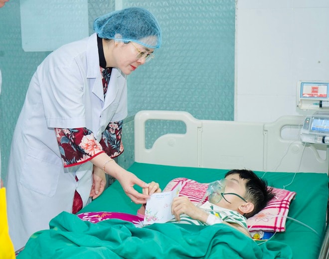 Bí thư Tỉnh ủy Nghệ An thăm, tặng quà bệnh nhi khó khăn dịp cận Tết- Ảnh 3. Bí thư Tỉnh ủy Nghệ An thăm, tặng quà bệnh nhi khó khăn dịp cận Tết- Ảnh 3.