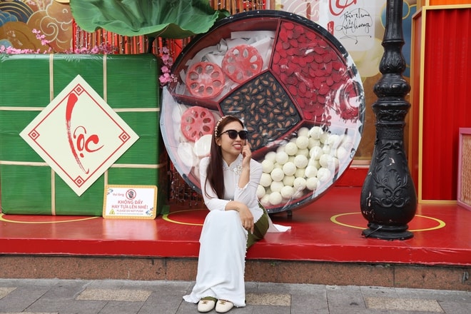 Người dân TPHCM xúng xính áo dài chụp hình đón Tết- Ảnh 8.
