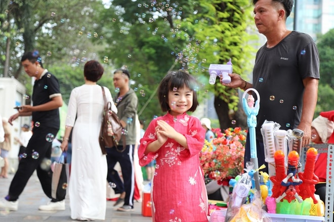 Người dân TPHCM xúng xính áo dài chụp hình đón Tết- Ảnh 16.