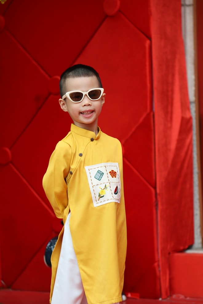 Người dân TPHCM xúng xính áo dài chụp hình đón Tết- Ảnh 2.