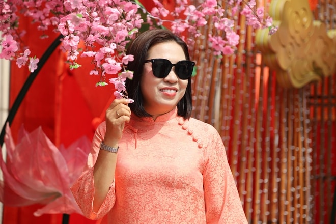 Người dân TPHCM xúng xính áo dài chụp hình đón Tết- Ảnh 6.