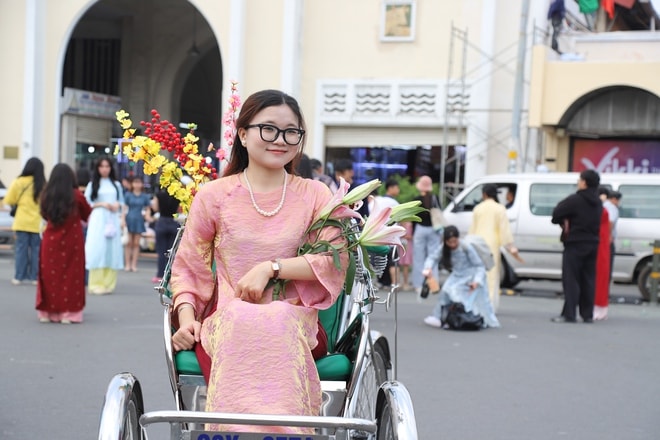 Người dân TPHCM xúng xính áo dài chụp hình đón Tết- Ảnh 7.