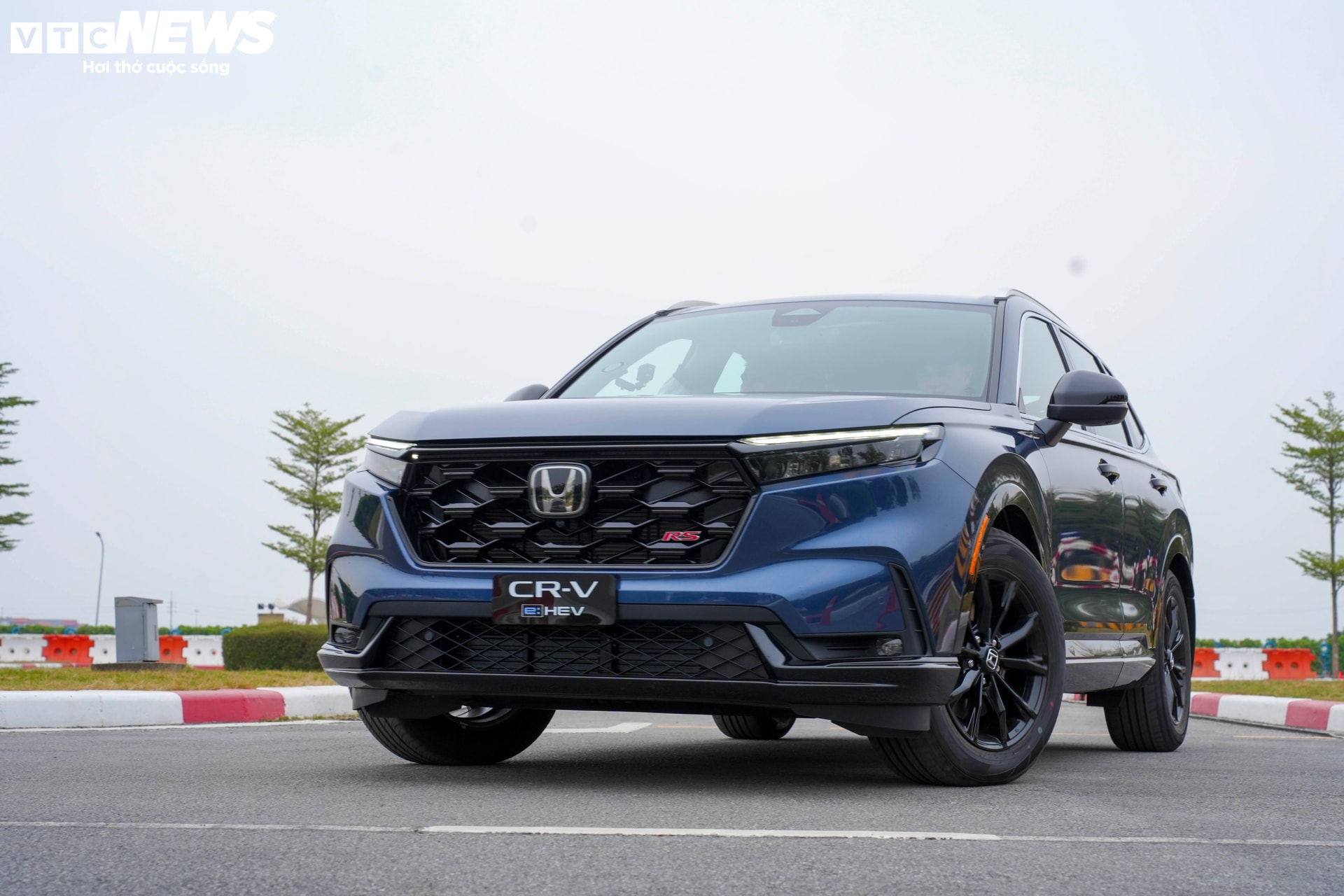 Honda CR-V e:HEV RS ra mắt phiên bản lắp ráp trong nước.