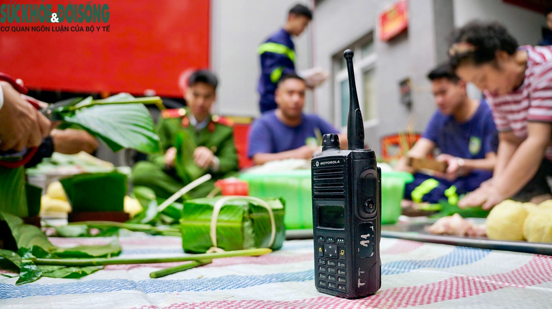 'Hàng xóm' sang trạm cứu hỏa gói bánh chưng: Tết ấm tình quân dân- Ảnh 4. 'Hàng xóm' sang trạm cứu hỏa gói bánh chưng: Tết ấm tình quân dân- Ảnh 4.