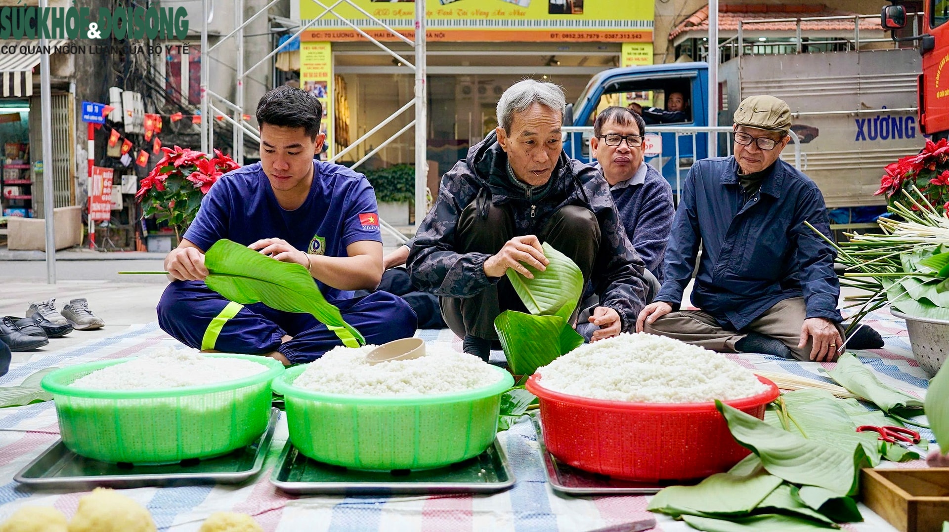 'Hàng xóm' sang trạm cứu hỏa gói bánh chưng: Tết ấm tình quân dân- Ảnh 2. 'Hàng xóm' sang trạm cứu hỏa gói bánh chưng: Tết ấm tình quân dân- Ảnh 2.