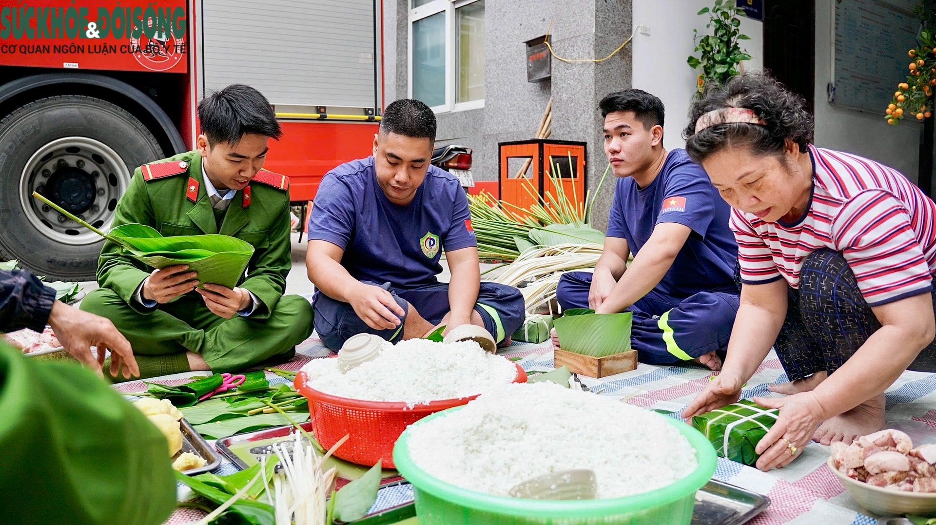 'Hàng xóm' sang trạm cứu hỏa gói bánh chưng: Tết ấm tình quân dân- Ảnh 3. 'Hàng xóm' sang trạm cứu hỏa gói bánh chưng: Tết ấm tình quân dân- Ảnh 3.