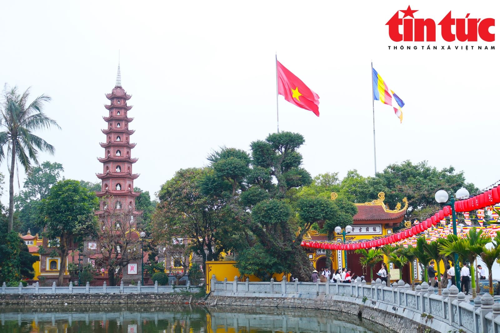 Khách quốc tế nô nức ghé thăm ngôi chùa cổ nhất Hà Nội dịp Tết Bính Ngọ- Ảnh 1.