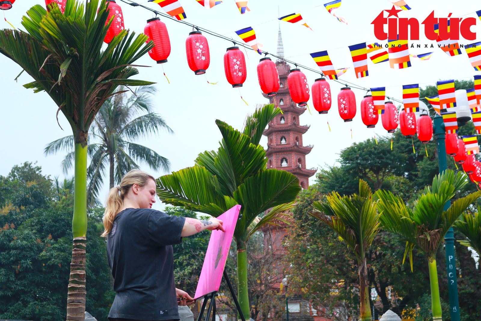 Khách quốc tế nô nức ghé thăm ngôi chùa cổ nhất Hà Nội dịp Tết Bính Ngọ- Ảnh 12.