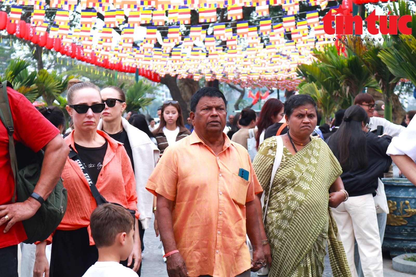 Khách quốc tế nô nức ghé thăm ngôi chùa cổ nhất Hà Nội dịp Tết Bính Ngọ- Ảnh 3.