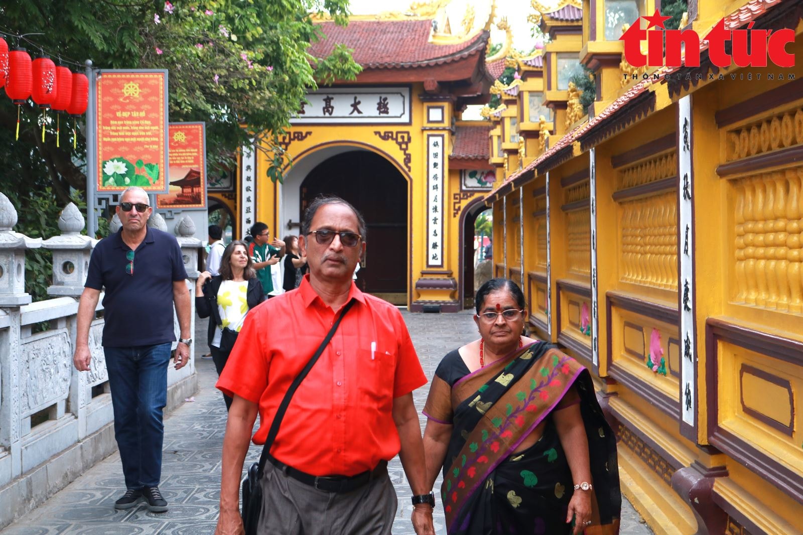 Khách quốc tế nô nức ghé thăm ngôi chùa cổ nhất Hà Nội dịp Tết Bính Ngọ- Ảnh 4.