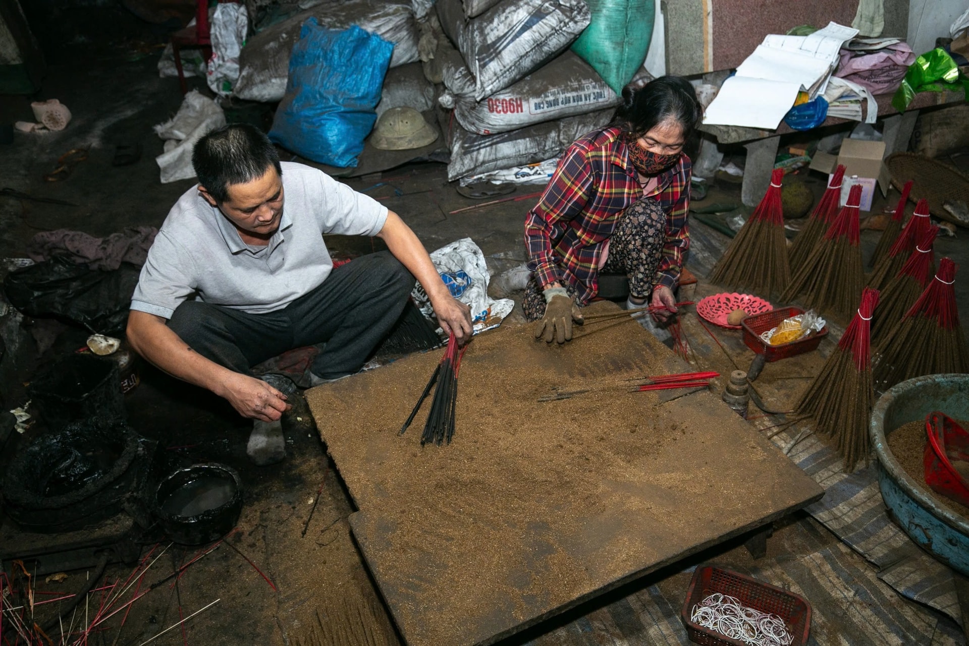 Làng làm hương truyền thống tất bật những ngày cận Tết 2026- Ảnh 2.