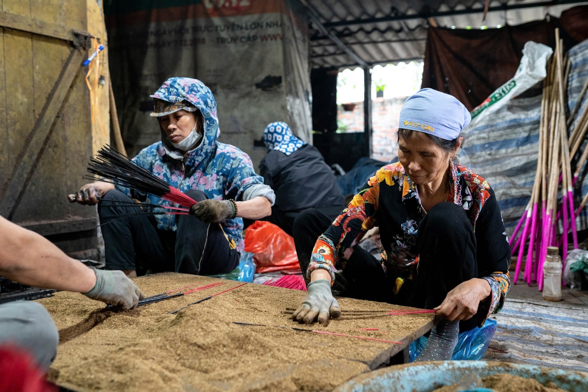 Làng làm hương truyền thống tất bật những ngày cận Tết 2026- Ảnh 3.