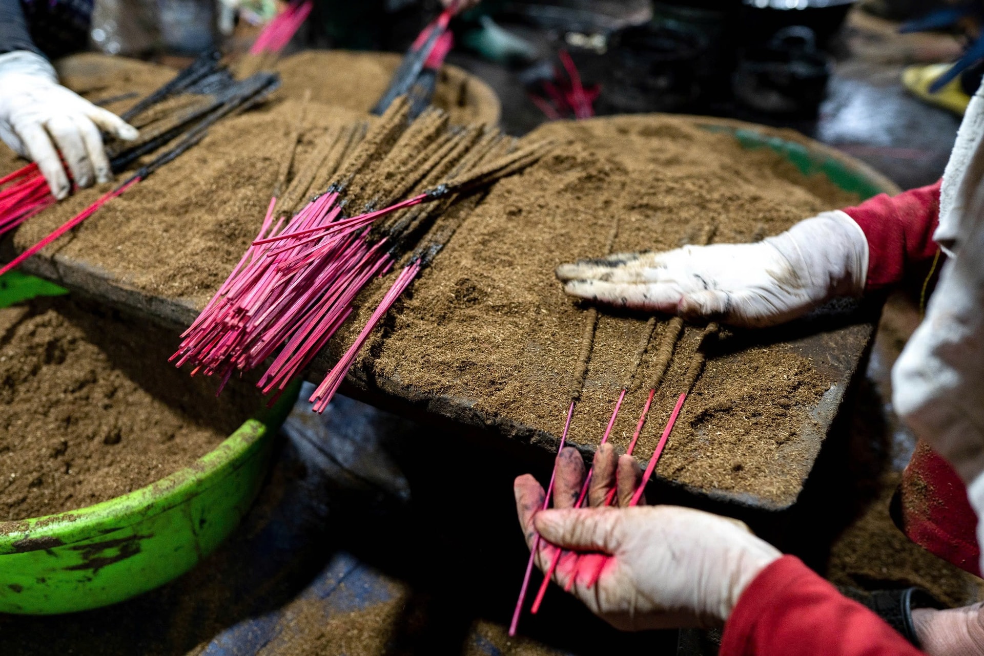 Làng làm hương truyền thống tất bật những ngày cận Tết 2026- Ảnh 5.