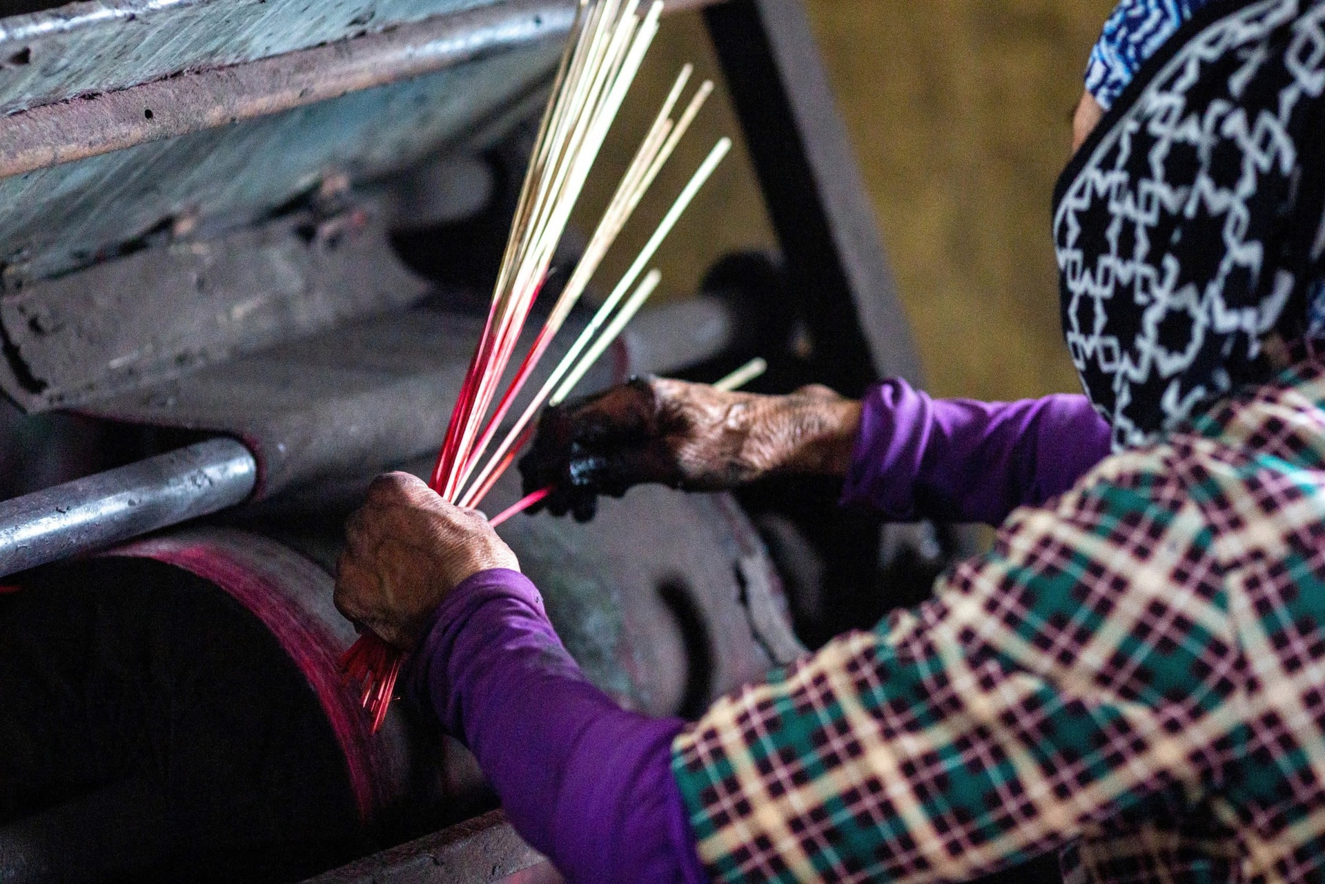 Làng làm hương truyền thống tất bật những ngày cận Tết 2026- Ảnh 4.