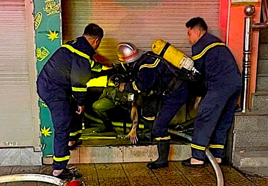 Giải cứu 3 người mắc kẹt trong vụ cháy rạng sáng 29 Tết ở Hà Nội- Ảnh 2.