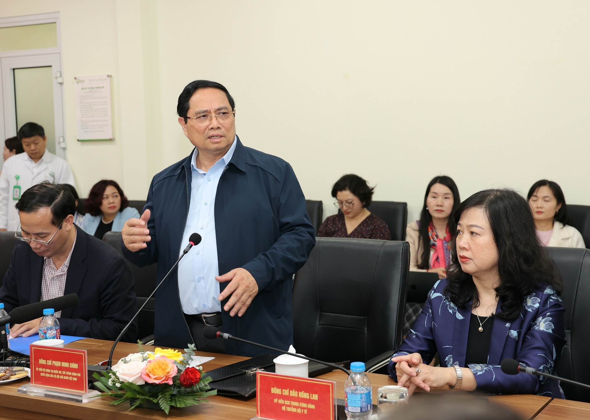 Thủ tướng Chính phủ thăm, chúc Tết, động viên y bác sĩ và bệnh nhân tại 2 bệnh viện tuyến đầu- Ảnh 13.