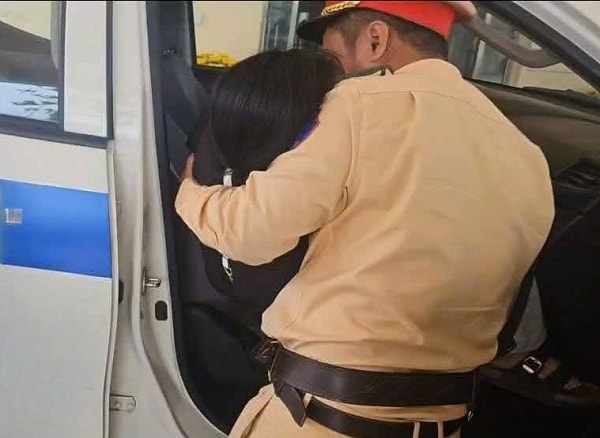 CSGT dùng xe chuyên dụng đưa nữ sinh co giật đi cấp cứu- Ảnh 2.