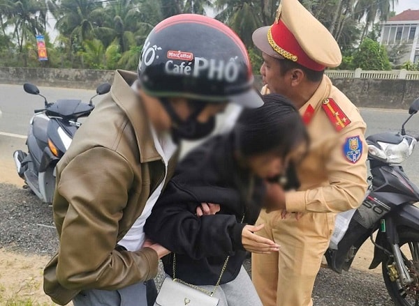 CSGT dùng xe chuyên dụng đưa nữ sinh co giật đi cấp cứu- Ảnh 1.